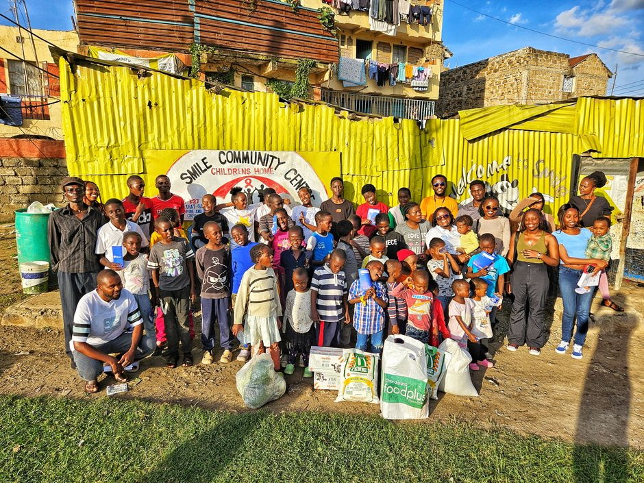 The Ubuntu team, volunteers and children at Smile Community Centre